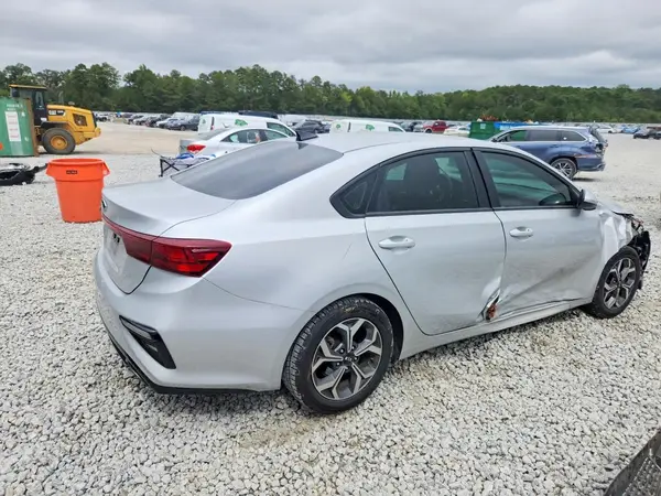 3KPF24AD9ME323862 — 2021 Kia Forte, фото 3 с аукциона Copart, Передняя часть
