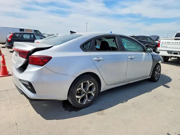 3KPF24AD3ME334288 — 2021 Kia Forte, фото 3 с аукциона Copart 08.10.2026, Передняя часть