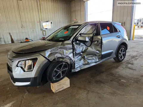 KNDCP3LE2P5065205 — 2023 Kia NIRO, Lateral, fotos antes de reparar