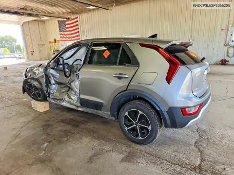 KNDCP3LE2P5065205 — 2023 Kia NIRO, foto 2 de Copart 19.10.2026, Lateral