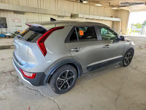 KNDCP3LE2P5065205 — 2023 Kia NIRO, foto 3 de Copart 19.10.2026, Lateral