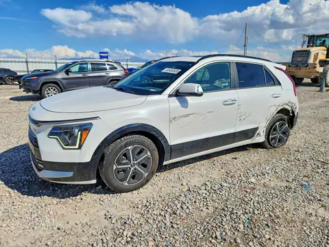 KNDCT3LE4P5035604 — 2023 Kia NIRO, Бокова частина (Side), фото до ремонту