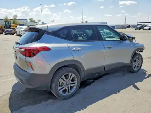 KNDEPCAA6M7143588 — 2021 Kia Seltos, zdjęcie 3 z Copart 23.10.2026, Przód