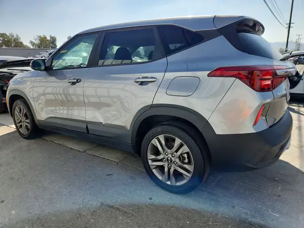 KNDEPCAA2M7047134 — 2021 Kia Seltos, фото 2 с аукциона Copart, Боковая часть