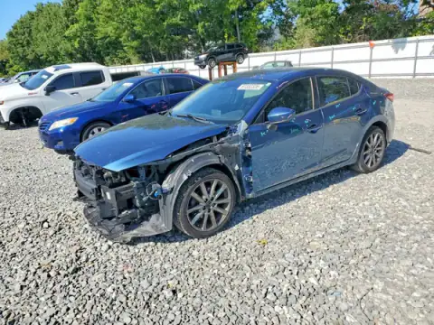 3MZBN1V38JM252142 — 2018 Mazda 3, Przód (Front End), zdjęć przed naprawą