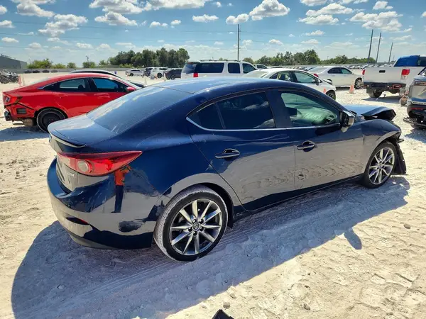 3MZBN1V33JM172702 — 2018 Mazda 3, zdjęcie 3 z Copart, Przód