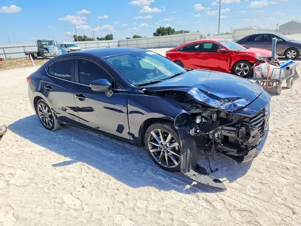 3MZBN1V33JM172702 — 2018 Mazda 3, zdjęcie 4 z Copart, Przód