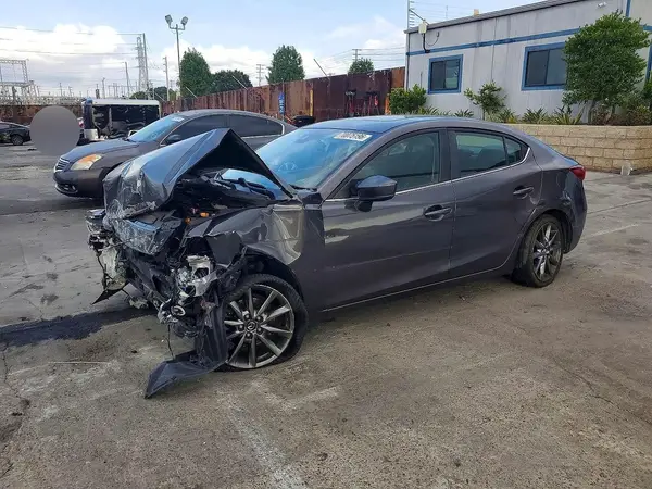 3MZBN1W33JM230077 Mazda 3 2018 — uszkodzenie Przód, zdjęcie przed naprawą