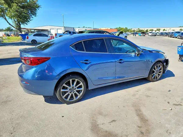 3MZBN1V35JM158459 — 2018 Mazda 3, фото 3 с аукциона Copart, Передняя часть