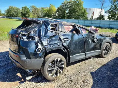 7MMVAAEW0SN137970 — 2025 Mazda CX-50, zdjęcie 3 z Copart 21.09.2026, Uszkodzenia dookoła