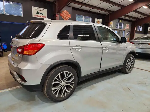 JA4AR3AW4JU021663 — 2018 Mitsubishi Outlander, zdjęcie 3 z Copart 24.09.2026, Drobne wgniecenia i rysy