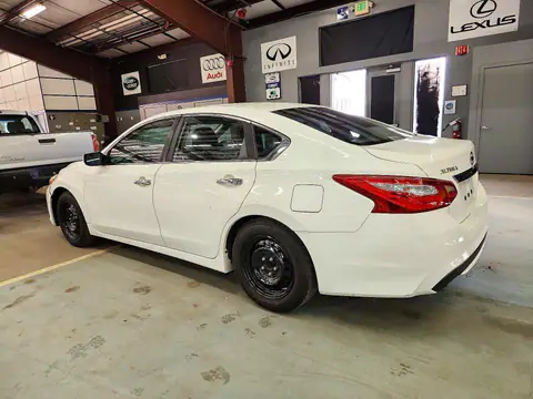 1N4AL3AP1GN364648 — 2016 Nissan Altima, photo 2 from Copart 16.10.2026, Minor dents and scratches