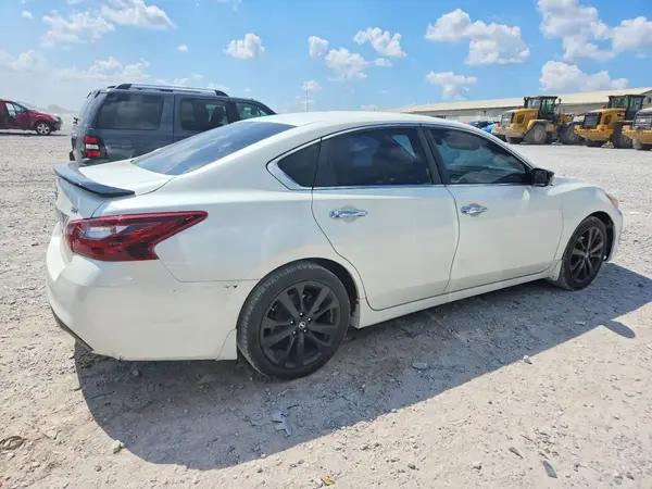 1N4AL3APXHC246661 — 2017 Nissan Altima, photo 3 from Copart 08.10.2026, Minor dents and scratches
