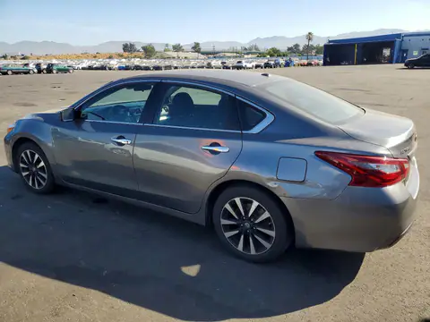 1N4AL3AP5JC261445 — 2018 Nissan Altima, foto 2 de Copart 26.10.2026, Incendio del motor