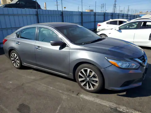 1N4AL3AP5JC261445 — 2018 Nissan Altima, foto 4 de Copart 26.10.2026, Incendio del motor