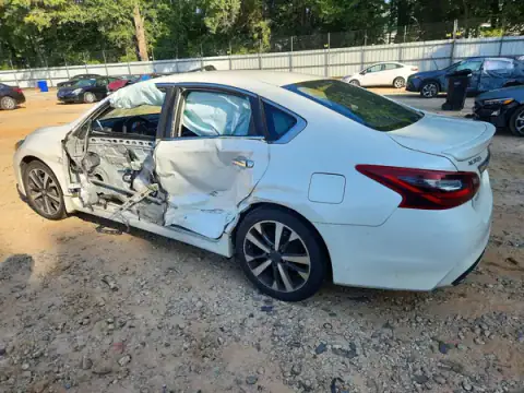 1N4AL3AP4JC106935 — 2018 Nissan Altima, photo 2 from Copart, Side