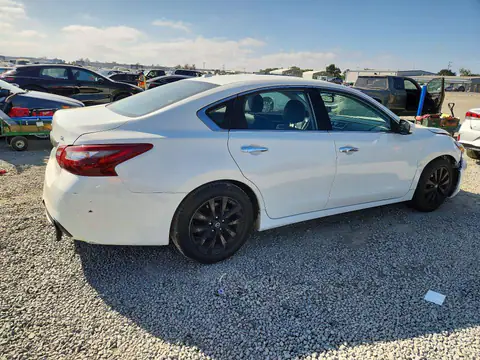 1N4AL3AP5JC246959 — 2018 Nissan Altima, foto 3 de Copart 30.10.2026, Parte delantera