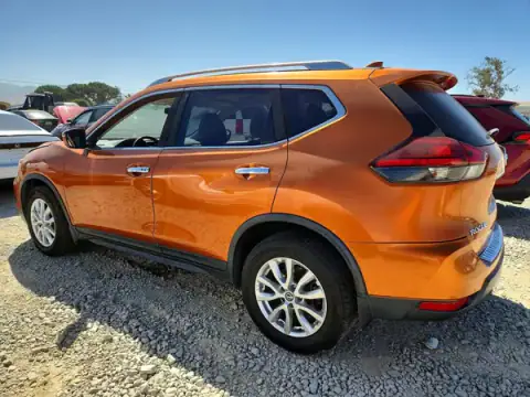 JN8AT2MT4HW387435 — 2017 Nissan Rogue, zdjęcie 2 z Copart 23.09.2026, Przód