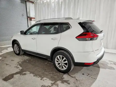 KNMAT2MV2HP545956 — 2017 Nissan Rogue, foto 2 de Copart 28.09.2026, Lateral