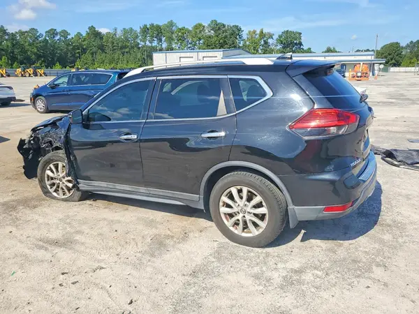 5N1AT2MT7HC868451 — 2017 Nissan Rogue, foto 2 de Copart 14.10.2026, Parte delantera