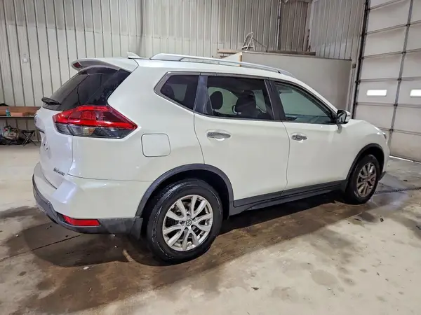 KNMAT2MV7JP596813 — 2018 Nissan Rogue, ფოტო 3, Copart 28.09.2026, წინა ნაწილი