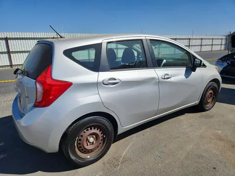 3N1CE2CPXFL409253 — 2015 Nissan Versa NOTE, zdjęcie 3 z Copart 15.10.2026, Historia uszkodzeń