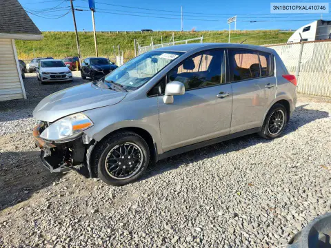 3N1BC1CPXAL410746 — 2010 Nissan Versa, Передняя часть, фото до ремонта