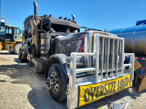 1XPXD49X2KD626587 — 2019 Peterbilt 389, zdjęcie 4 z Copart 26.10.2026, Pożar