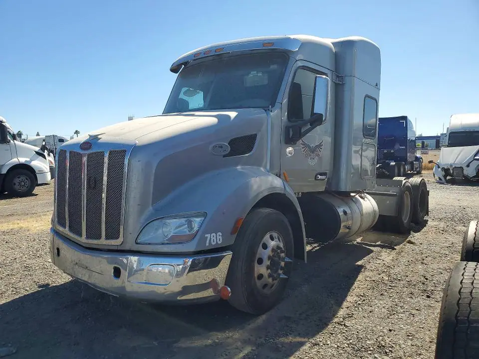 1XPBDP9X9LD609881 Peterbilt 579 2020 — Stripped damage, before-repair photo