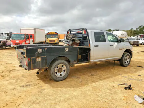 3C6UR5HJ5JG239677 — 2018 RAM 2500, photo 3 from Copart 06.10.2026, Mechanical damage