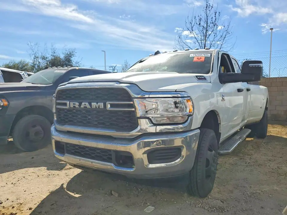 3C63RRGLXRG347777 RAM 3500 2024 — uszkodzenie Pożar wnętrza, zdjęcie przed naprawą