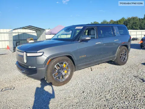 7PDSGABA7PN010286 — 2023 Rivian R1S, Боковая часть, фото до ремонта