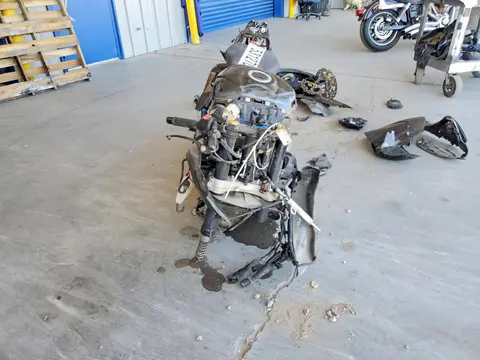 2021 Suzuki GSX-R1000 VIN JS1DM11FXM7100015 фото 2