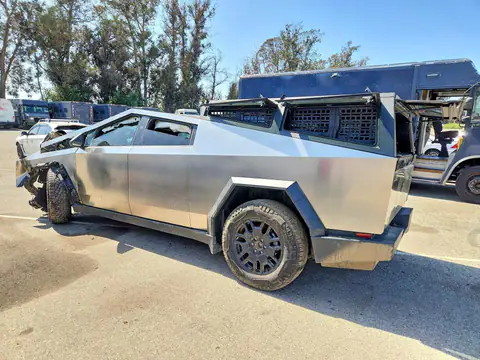 7G2CEHED3RA034144 — 2024 Tesla Cybertruck, foto 2 de Copart 27.10.2026, Parte delantera