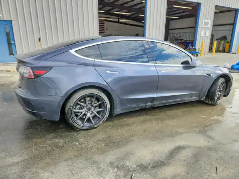 5YJ3E1EB8JF096140 — 2018 Tesla Model 3, zdjęcie 3 z Copart 24.09.2026, Drobne wgniecenia i rysy