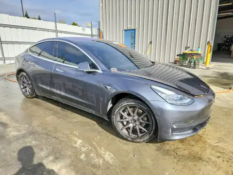 5YJ3E1EB8JF096140 — 2018 Tesla Model 3, zdjęcie 4 z Copart 24.09.2026, Drobne wgniecenia i rysy
