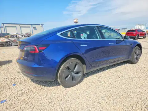 5YJ3E1EB9JF092128 — 2018 Tesla Model 3, zdjęcie 3 z Copart 23.10.2026, Drobne wgniecenia i rysy