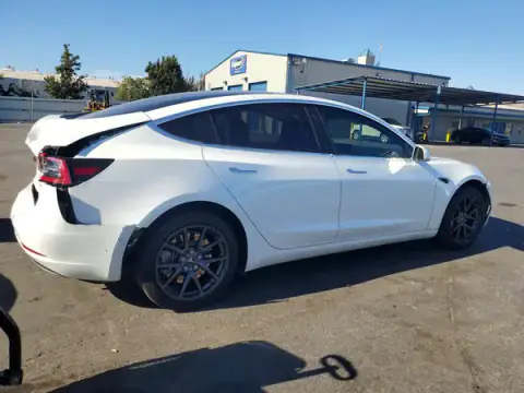 5YJ3E1EAXJF069951 — 2018 Tesla Model 3, photo 3 from Copart 24.09.2026, Rear end