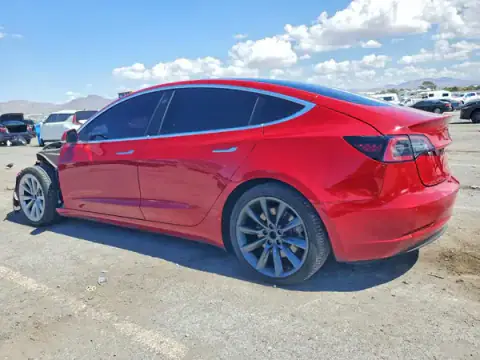 5YJ3E1EB1JF093483 — 2018 Tesla Model 3, zdjęcie 2 z Copart, Przód