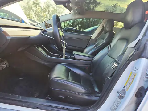 5YJ3E1EA5KF483012 — 2019 Tesla Model 3, Parte trasera, fotos antes de reparar