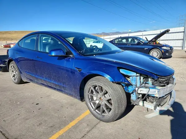 5YJ3E1EB4MF836819 — 2021 Tesla Model 3, zdjęcie 4 z Copart 05.10.2026, Przód