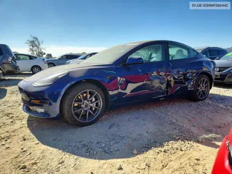 5YJ3E1EB9MF066942 — 2021 Tesla Model 3, Боковая часть, фото до ремонта