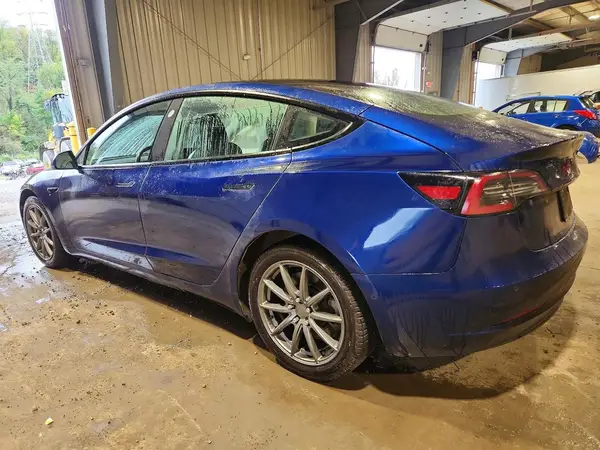 5YJ3E1EB5NF187078 — 2022 Tesla Model 3, zdjęcie 2 z Copart, Bok