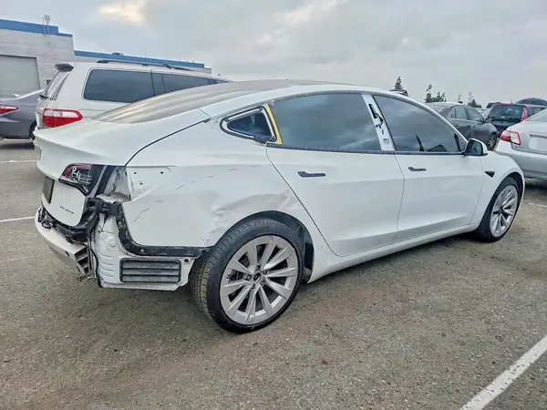 5YJ3E1EB8NF226892 — 2022 Tesla Model 3, zdjęcie 3 z Copart, Tył