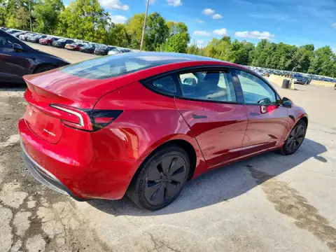 5YJ3E1EB5RF813105 — 2024 Tesla Model 3, foto 3 de Copart, Inundación