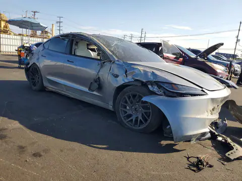 5YJ3E1EB1SF050635 — 2025 Tesla Model 3, foto 4 de Copart 28.10.2026, Vuelco