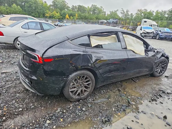 5YJ3E1EB2SF914673 — 2025 Tesla Model 3, фото 3 с аукциона Copart, Передняя часть