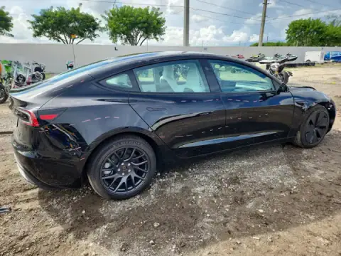 5YJ3E1EB9TF182527 — 2026 Tesla Model 3, zdjęcie 3 z Copart 21.10.2026, Przód