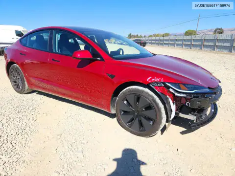 5YJ3E1EB6TF158976 — 2026 Tesla Model 3, zdjęcie 4 z Copart, Bok