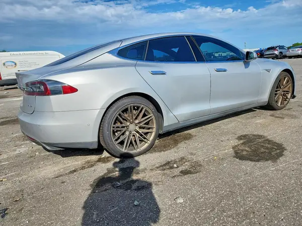 5YJSA1E26GF131824 — 2016 Tesla Model S, photo 3 from Copart 26.10.2026, Mechanical damage